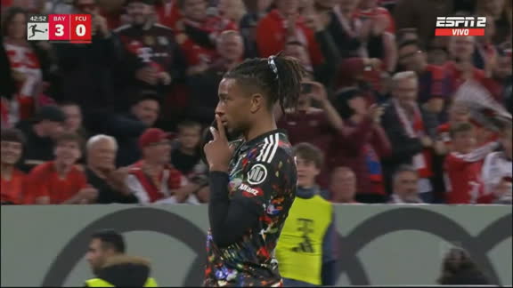 ¡La puso al lado del palo! Golazo de Olise para el 3 a 0 del Bayern Munich