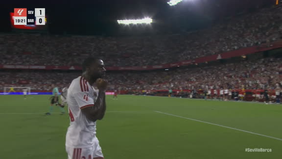 Testazo goleador de Fofana ante Barcelona