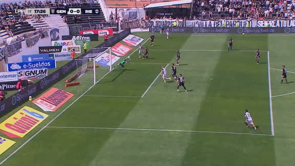 Arce metió el manotazo y salvó a Riestra