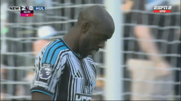 ¡No pudo ser para el goleador! Wissa falló un penal ante el Hull City