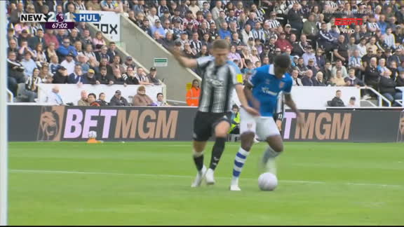 Gol do Hull City! Mohamed Ali Cho aproveita 'cochilada' da defesa do Newcastle e finaliza com precisão