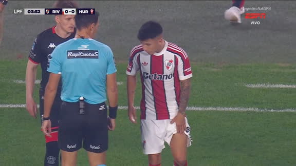 Thiago Almada sente a coxa e precisa ser substituído com menos de 5 minutos em jogo do River no Argentino; VEJA
