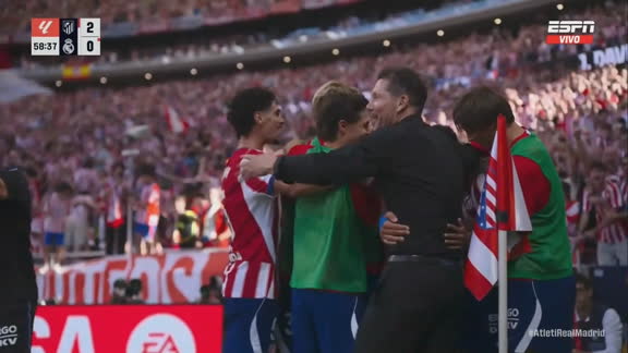 Preciso centro de Giuliano Simeone y Jonathan David la empujó para el 2-0 del Atlético Madrid