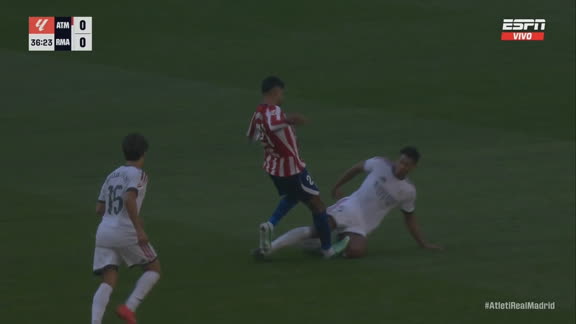 Polémico choque entre Bellingham y el Cuti Romero que terminó en amarilla para el argentino
