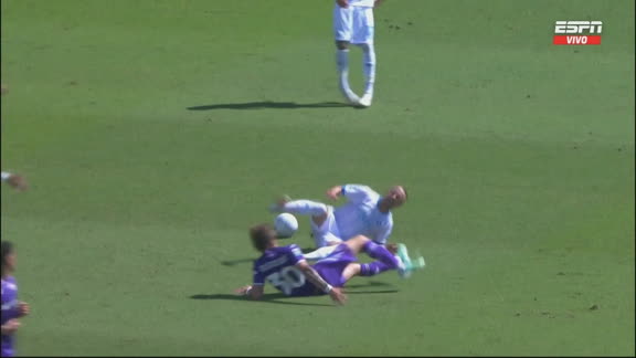 Mastantuono buscó la pelota y se ganó la amarilla