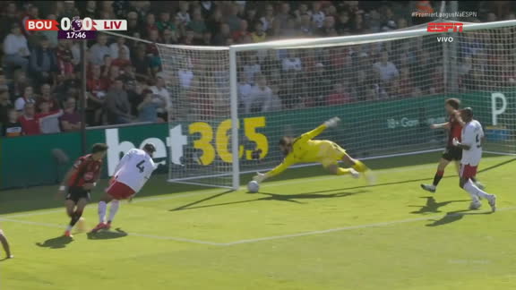 Que defesa de Alisson! Goleiro brasileiro salva Liverpool na ponta dos dedos e evita gol do Bournemouth