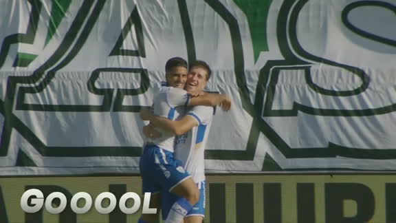 Gol do Avaí! Daniel Penha 'rouba' bola espalmada por Tadeu e abre o placar contra o Goiás