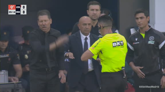 ¡Inicio tenso! Diego Simeone recibe amarilla por reclamar a los cinco minutos