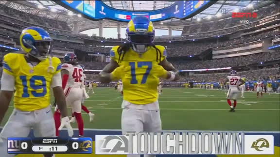 Touchdown, Rams! Davante Adams sobe no 'terceiro andar' para fazer recepção e vai até a endzone