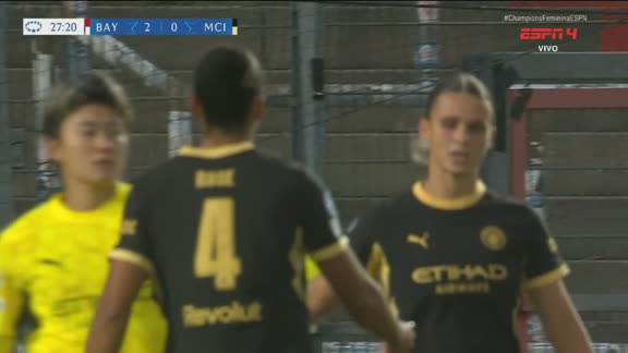 Golaço contra? Lateral do Manchester City tenta corte e marca o segundo para o Bayern