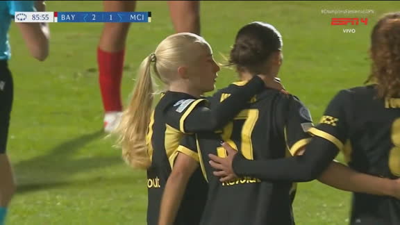 Gol do Manchester City! Carlotta Wamser enche o pé após bobeira da zaga e empata contra o Bayern