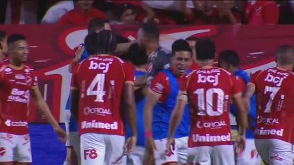 Gol do Vila! Éverton Galdino arrisca de fora da área e abre o placar contra o Londrina; VEJA