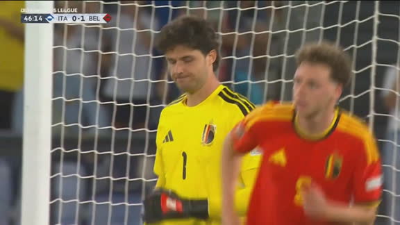 Brilha, Lammens! Goleiro da Bélgica faz defesa incrível com os pés em chute de Moise Kean; VEJA