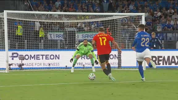 Salva, Donnarumma! De Ketelaere recebe de De Bruyne, bate rasteiro, mas para em boa defesa do goleiro da Itália
