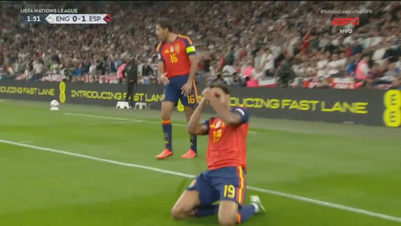 Gol da Espanha! Zaga da Inglaterra faz lambança absurda e dá 'presente' para Lamine Yamal abrir o placar; VEJA