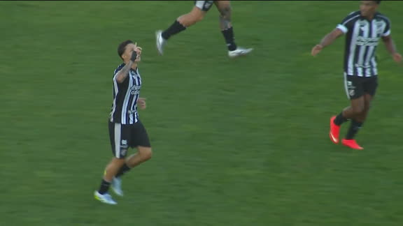 Gol de cobertura! Ceará diminui com linda finalização de Matheus Araújo; VEJA