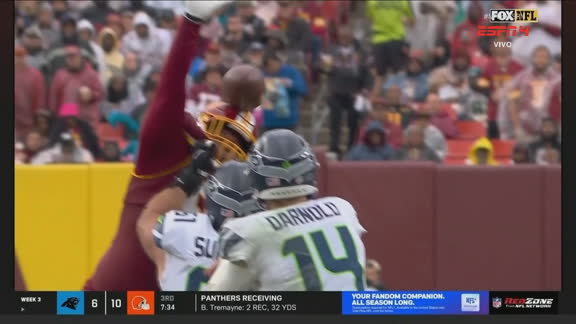 Lance inacreditável dos Seahawks! Darnold acerta a cabeça de adversário e é interceptado
