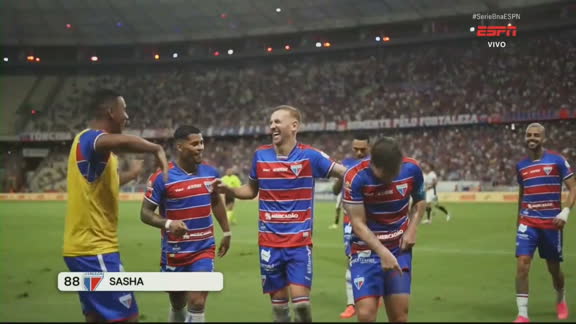 Gol do Fortaleza! Após cobrança de falta, Felipe Negrucci tenta desviar, mas acaba marcando contra