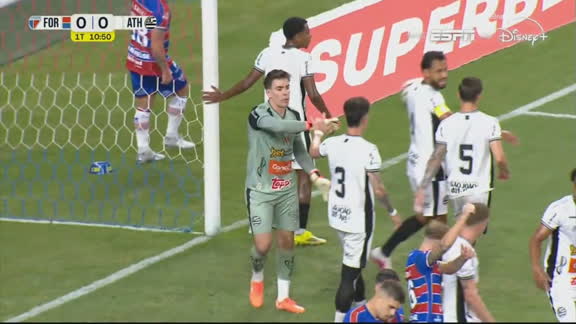 Goleiro do Athletic brilha e faz defesaça em chute de falta e impede gol do Fortaleza; VEJA
