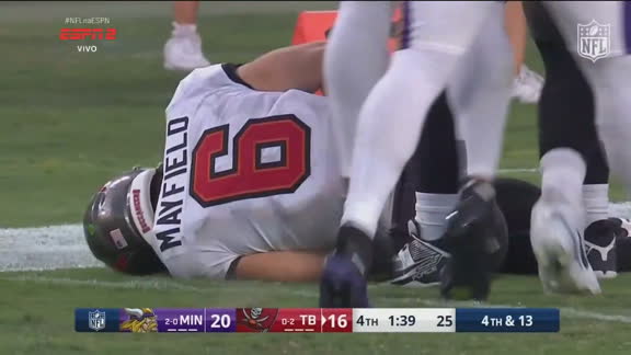 Não deu! Baker Mayfield é interceptado e sai de campo machucado