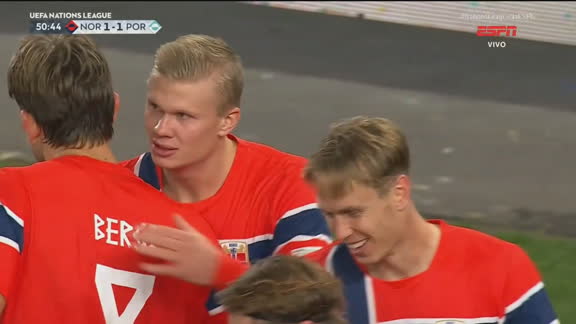 Gol da Noruega! Ele é inevitável! Haaland recebe de Patrick Berg, só completa para o fundo da rede e empata contra Portugal