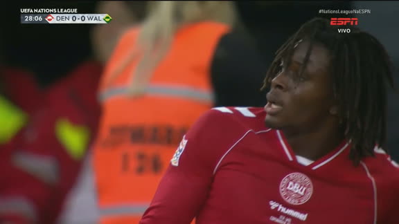 Meia-atacante do Manchester United sente lesão, desaba SOZINHO e é substituído no 1º tempo de Dinamarca x País de Gales