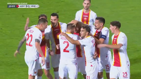 ¡Increíble gol en contra! Piloyan, de Armenia, fue empujado, y con la espalda la metió en su propio arco