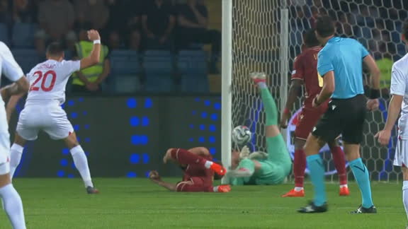 ¡Increíble gol en contra! Piloyan, de Armenia, fue empujado, y con la espalda la metió en su propio arco