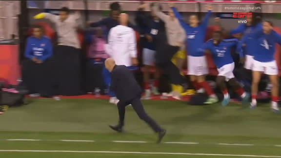Zidane vai à loucura! Veja a reação ao golaço de Olise na vitória da França sobre a Bélgica