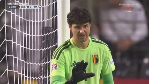 Chega a França! Após cobrança de falta, goleiro da Bélgica faz duas defesaças e depois zaga tira quase em cima da linha