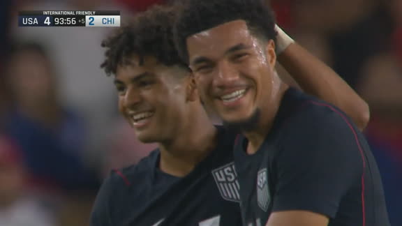 ¡Travesaño, gol y festejo! Albert estampó el cuarto y sentenció la goleada ante Chile