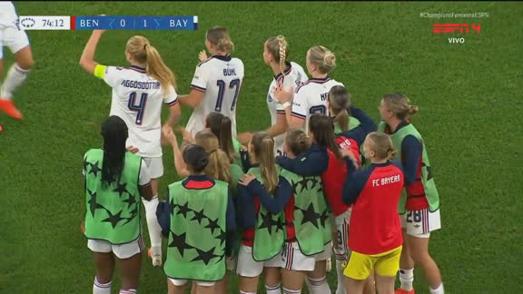 Golaço absurdo do Bayern! Klara Bühl dá lindo drible, enche o pé e conta com a ajuda da trave para marcar na Champions Feminina; VEJA