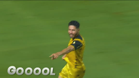 Gol do Sport! Neto Pessoa aproveita cobrança de escanteio, toca no cantinho e abre o placar