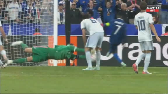 ¡Donnarumma! Doble atajada sensacional para evitar el gol de Francia
