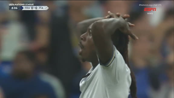 INCRÍVEL! Moise Kean finaliza mal e perde gol incrível na pequena área