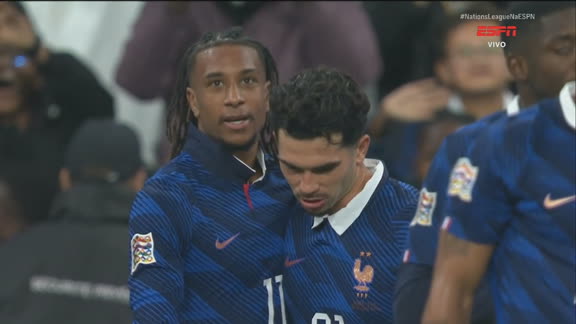 GOLAÇO DA FRANÇA! Olise cobra falta com muita categoria e abre o placar com uma pintura