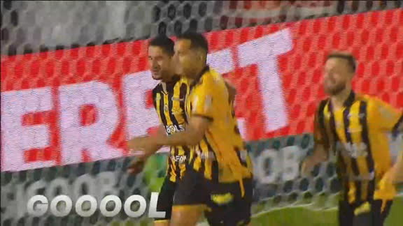 Gol do Criciúma! Yuri Tanque aparece na grande área e aproveita cruzamento para abrir o placar