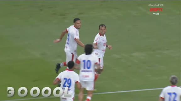 Gol do Náutico! Vinícius limpa a marcação, finaliza no cantinho e faz 1 a 0 contra o Fortaleza