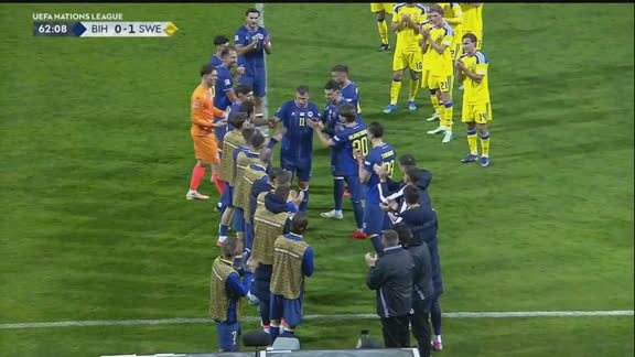 Despedida de craque! Dzeko sai aplaudido até por jogadores da Suécia em último jogo pela Bósnia; VEJA