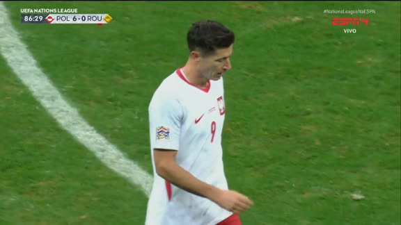 HAT-TRICK DO LEWA! Camisa 9 aproveita confusão na área adversária e fuzila o goleiro romeno para marcar o 6º gol da Polônia; VEJA
