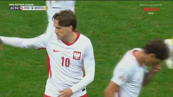 LAMBANÇA DA ROMÊNIA! Marin cabeceou para trás e Zielinski encobriu o goleiro para marcar o 4º gol polonês no jogo; VEJA