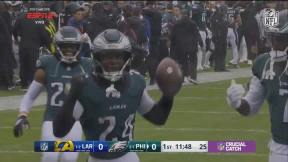 Interceptado! Matthew Stafford lança mal, e Andrew Mukuba fica com a bola para os Eagles