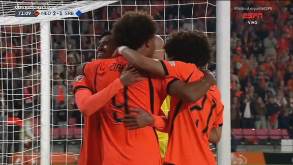 Gol da Holanda! Zirkzee aparece sozinho na área e faz 2 a 1 contra a Sérvia