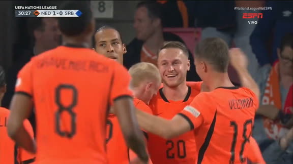Gol da Holanda! Koopmeiners cobra falta 'rasante' e abre o placar contra a Sérvia; VEJA