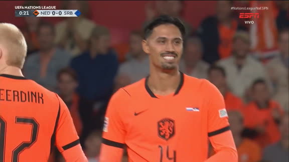 Bola em jogo! Holanda chega com perigo no primeiro lance contra a Sérvia