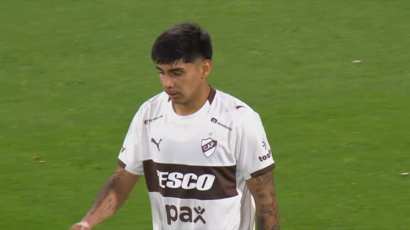 ¡Penal errado! Lagos no le acertó al arco frente a Vélez