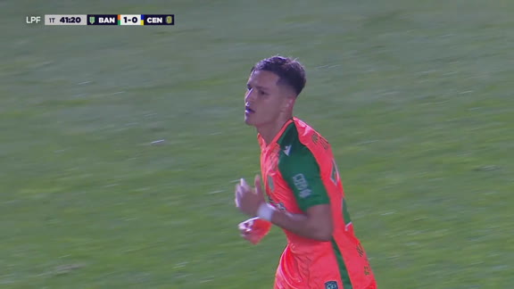 ¡Golazo total de Adoryán ante Rosario Central!