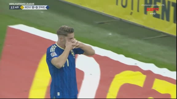 Gol da Suécia! Sempre ele! Gyokeres aproveita sobra, só completa para o fundo da rede e faz 1 a 0 na Romênia