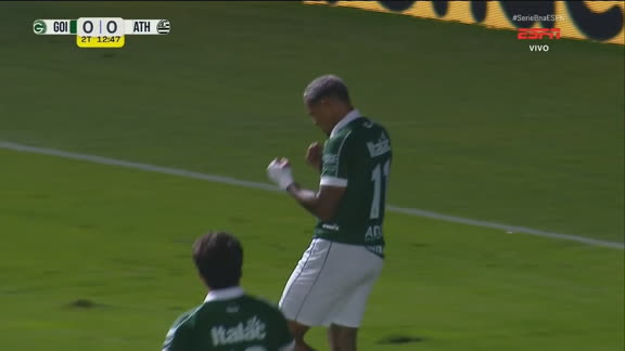 Gol do Goiás! Zaga do Athletic 'dorme', Felipe Clemente aproveita e abre o placar; VEJA