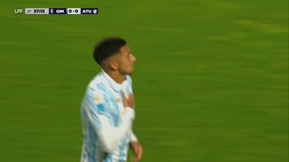 Enganche, derechazo y a cobrar: Godoy abrió el marcador para Atlético Tucumán
